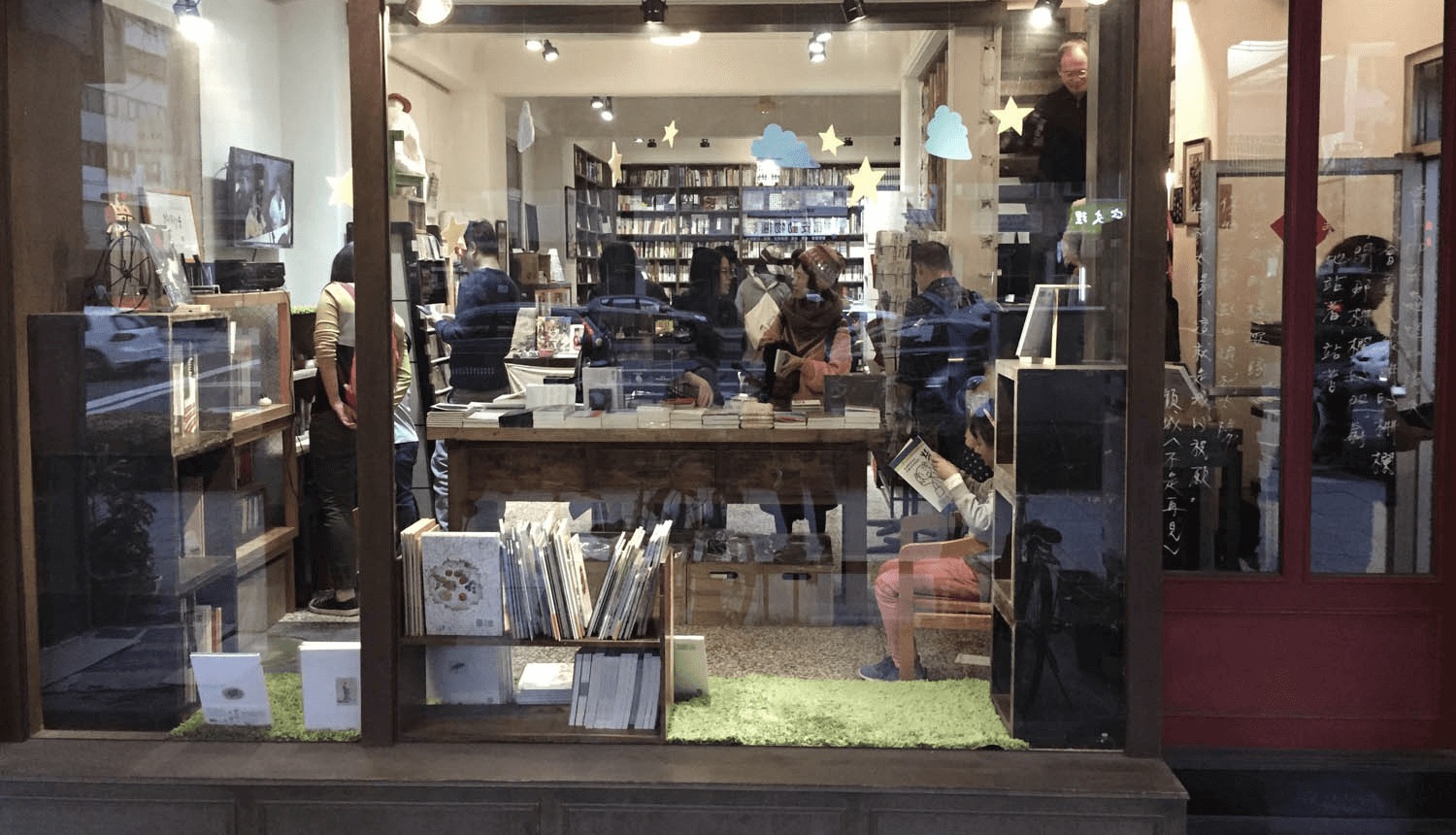 書店外